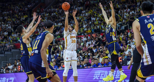 看着都疼！加纳国脚脚踝90度翻转，被日本击败，下轮战玻利维亚