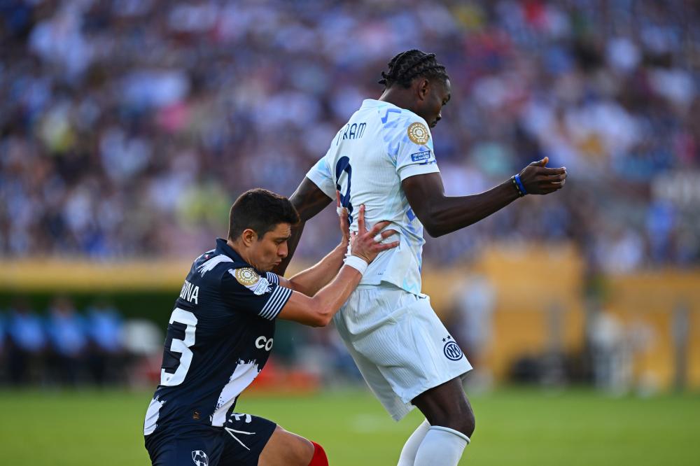 中后卫超长奔袭破门，帅炸了